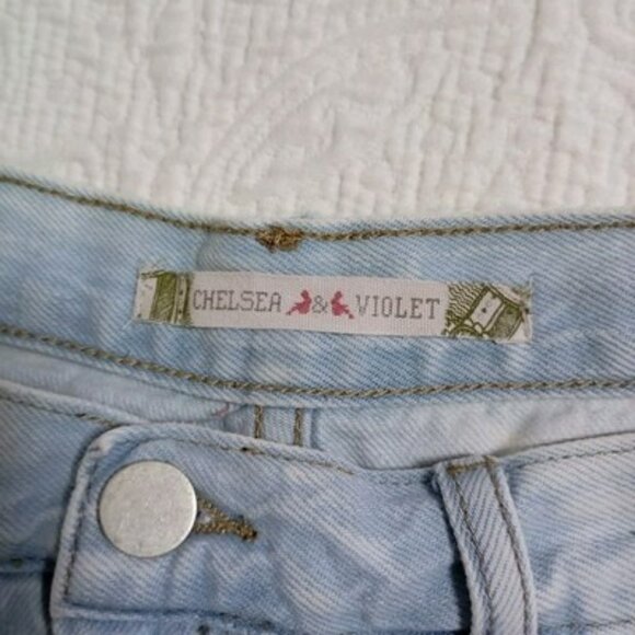 Chelsea and Violet Size 28 Distressed Floral Embroidered Denim Shorts Women Blue - Picture 2 of 12